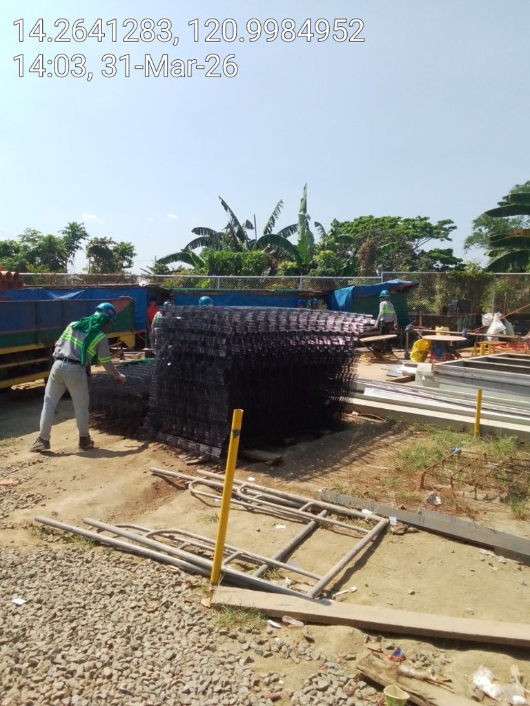 Cyclone wire being installed at an outdoor site — Una Wire Products