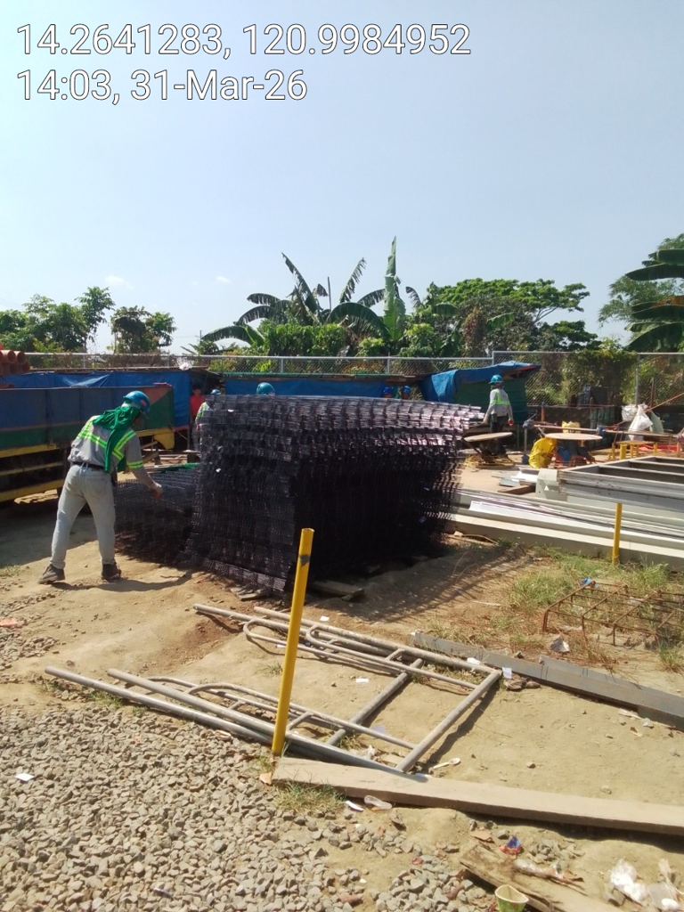 Cyclone wire being installed at an outdoor site — Una Wire Products